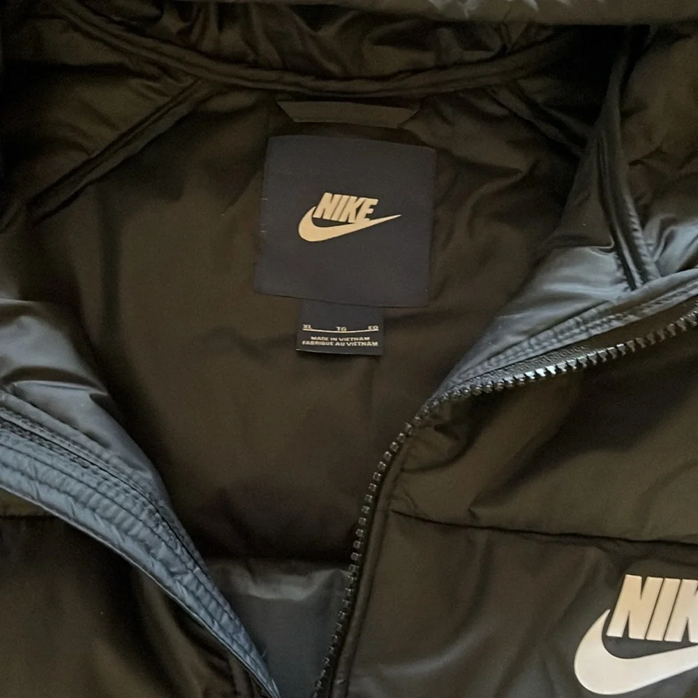 NIKE MENS XL. ZONED INSULATION JACKET BLACK with hood.  NWT - Picture 4 of 9